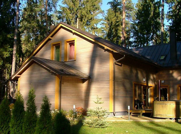 Современный дом с сауной и деревянной баней в Латвии