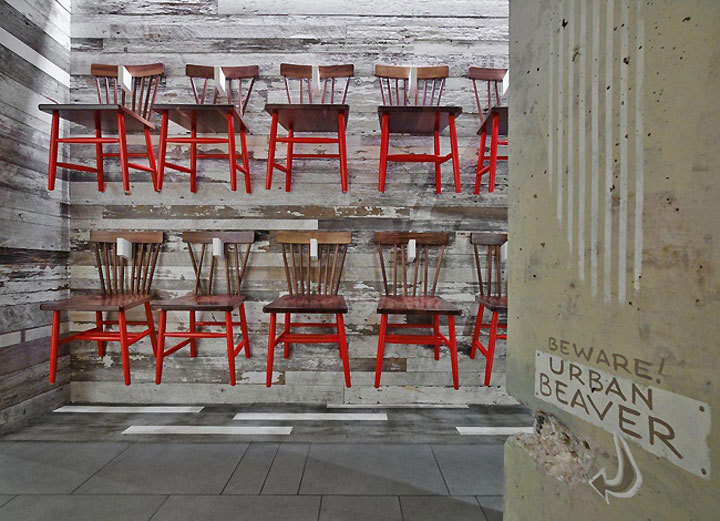 стулья на стене в ресторане Farmers Fishers Bakers