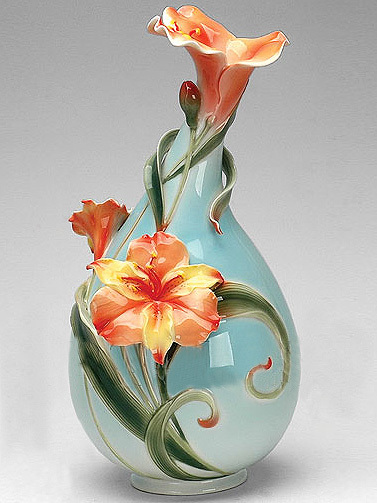 Ваза для цветов «Лилии», декорированная фарфоровыми цветами