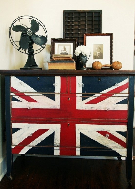комод с британским флагом