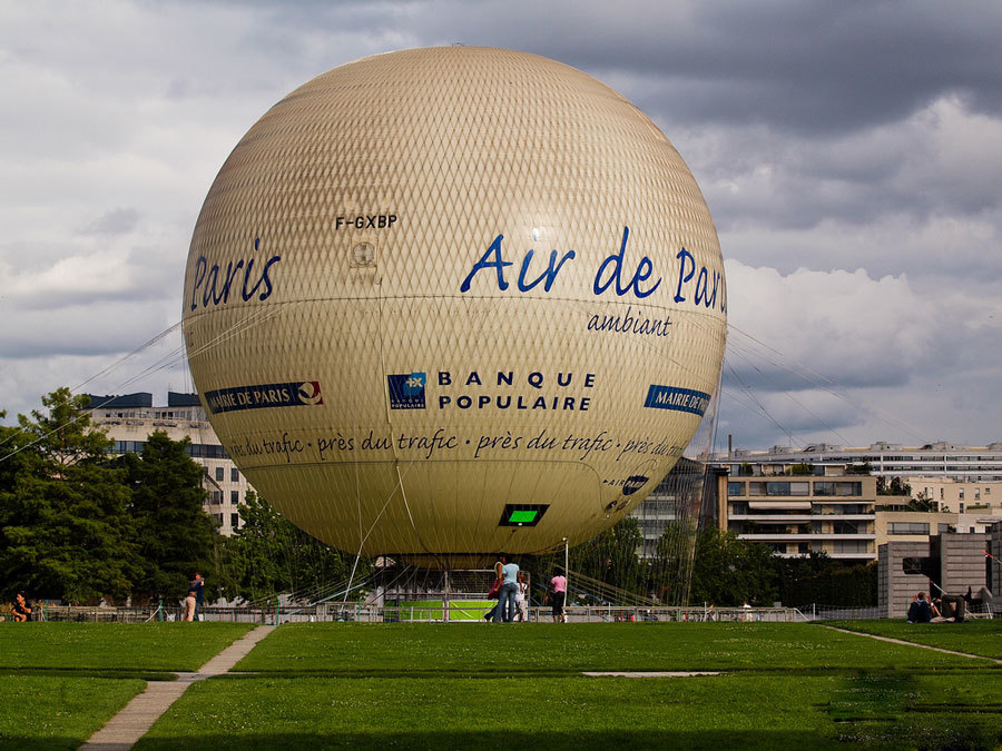 Воздушный шар в парке Андре Ситроена в Париже.