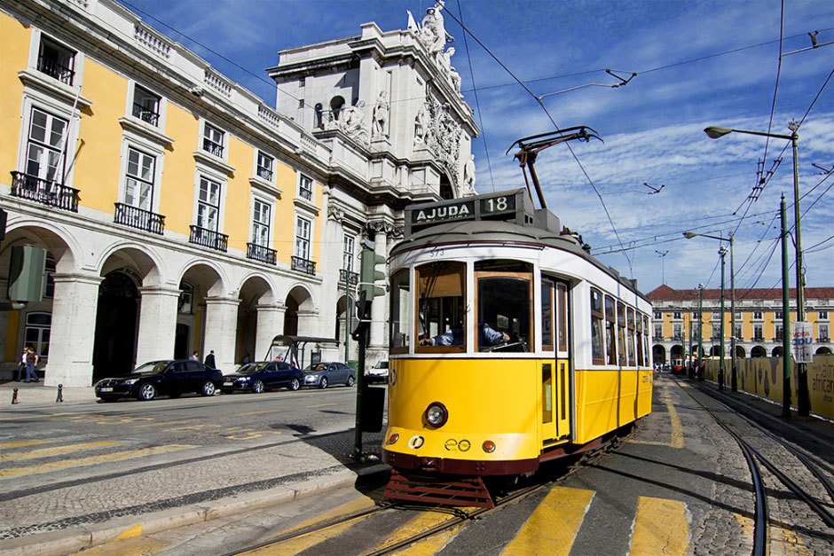 желтый лиссабонский трамвай