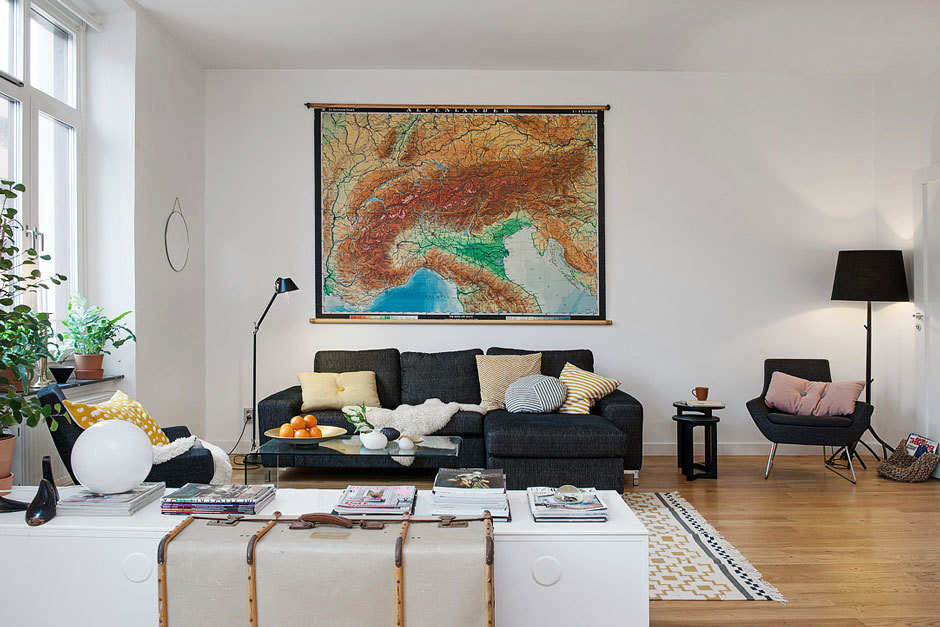 Стильная гостиная с картой мира на стене
