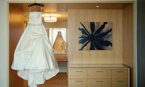 красивое свадебное платье на вешалке