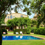 Классический испанский дом с бассейном и садом